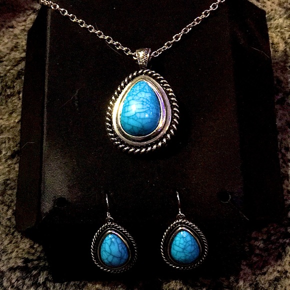 Jewelry - Beautiful necklace earrings set